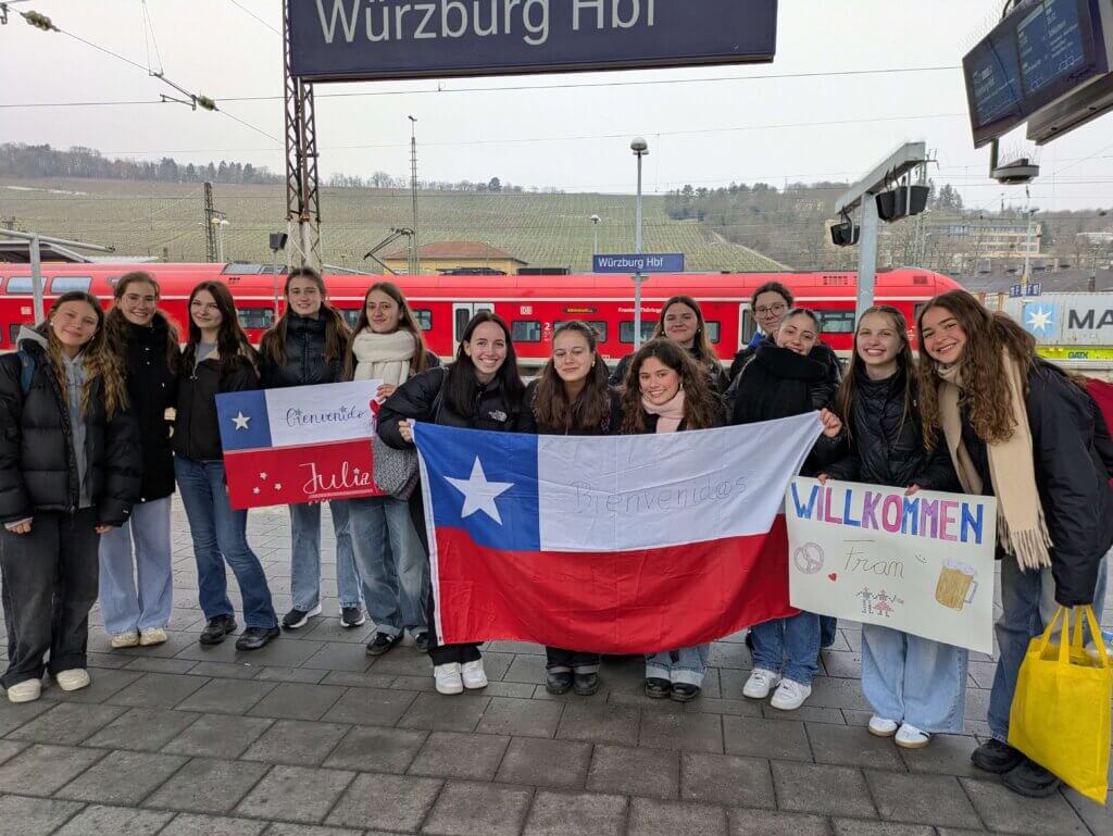 Begrüßung der Chileninnen am Bahnhof