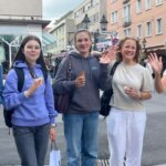 Die Tutorinnen und die Fünftklässlerinnen feiern...
