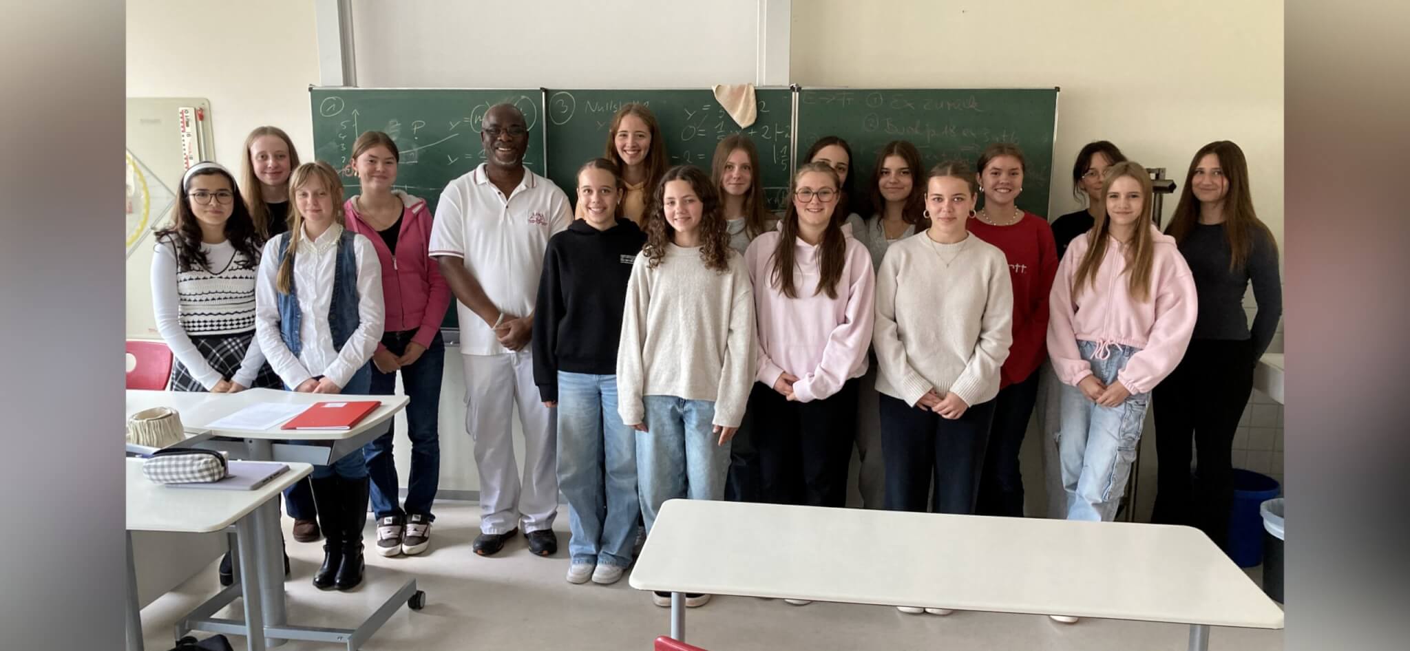 Herr de Souza aus unserer Mensa zu Gast in der R 9c Herr de Souza aus unserer Mensa zu Gast in der R 9c