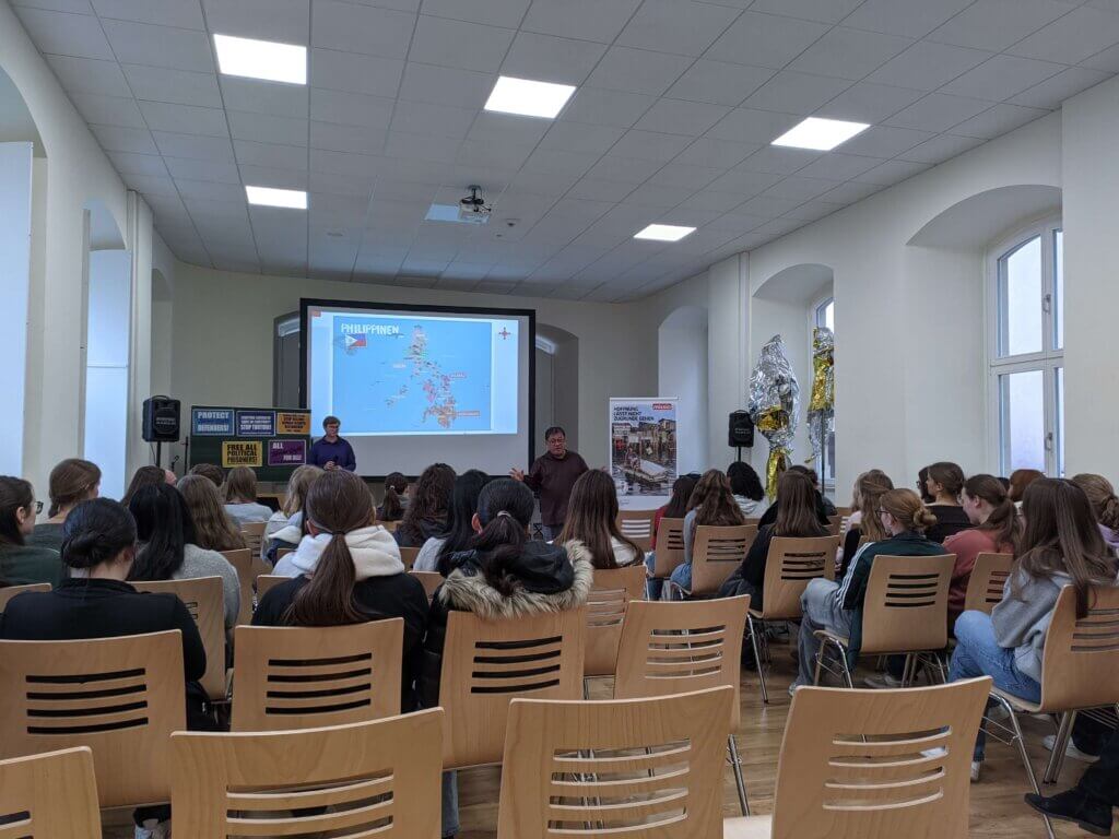 Father Christian „Toots“ Buenafe während seines Vortrags über sein Engagement für Menschenrechte auf den Philippinen im Angelasaal der St.-Ursula-Schule.