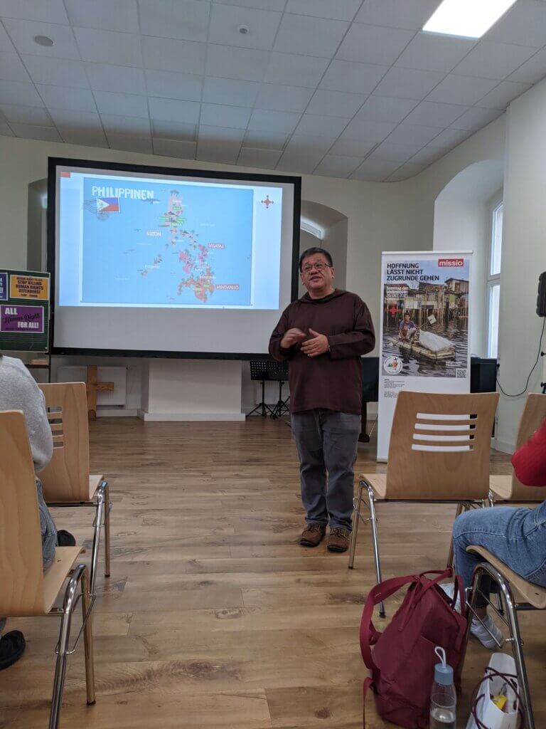 Father Christian „Toots“ Buenafe während seines Vortrags über sein Engagement für Menschenrechte auf den Philippinen im Angelasaal der St.-Ursula-Schule.