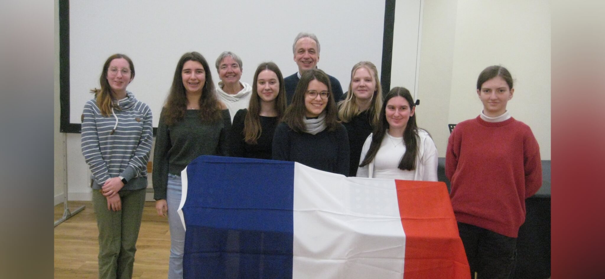 Freudige Übergabe der DELF-Zertifikate im Fach Französisch Freudige Übergabe der DELF-Zertifikate im Fach Französisch