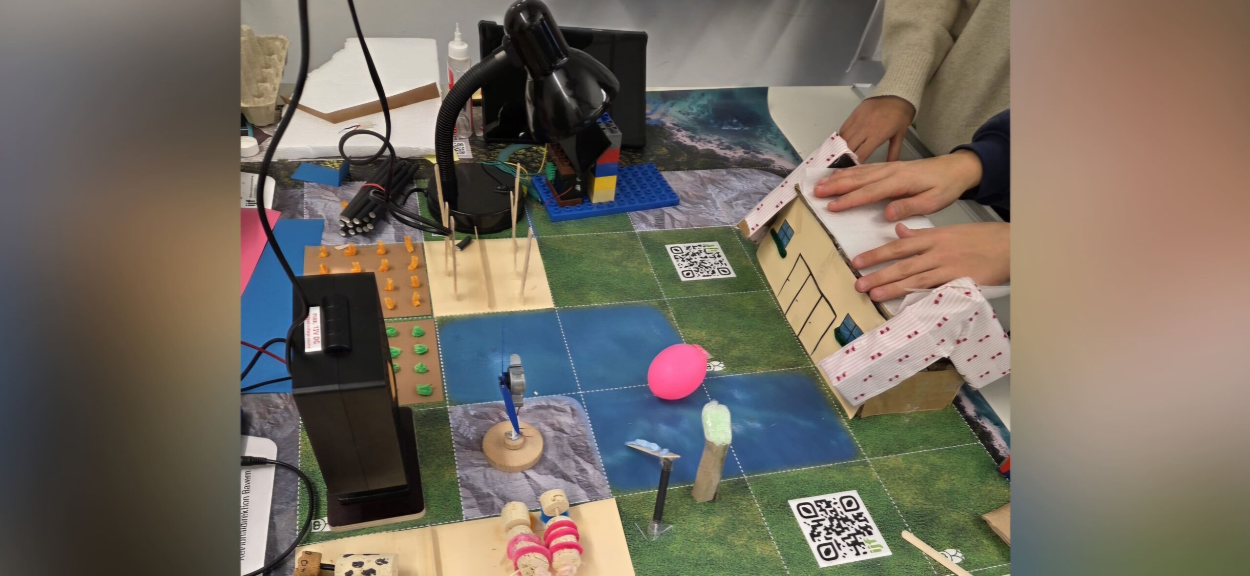 Gemeinsam experimentieren und ein Dorf der Zukunft bauen Gemeinsam experimentieren und ein Dorf der Zukunft bauen