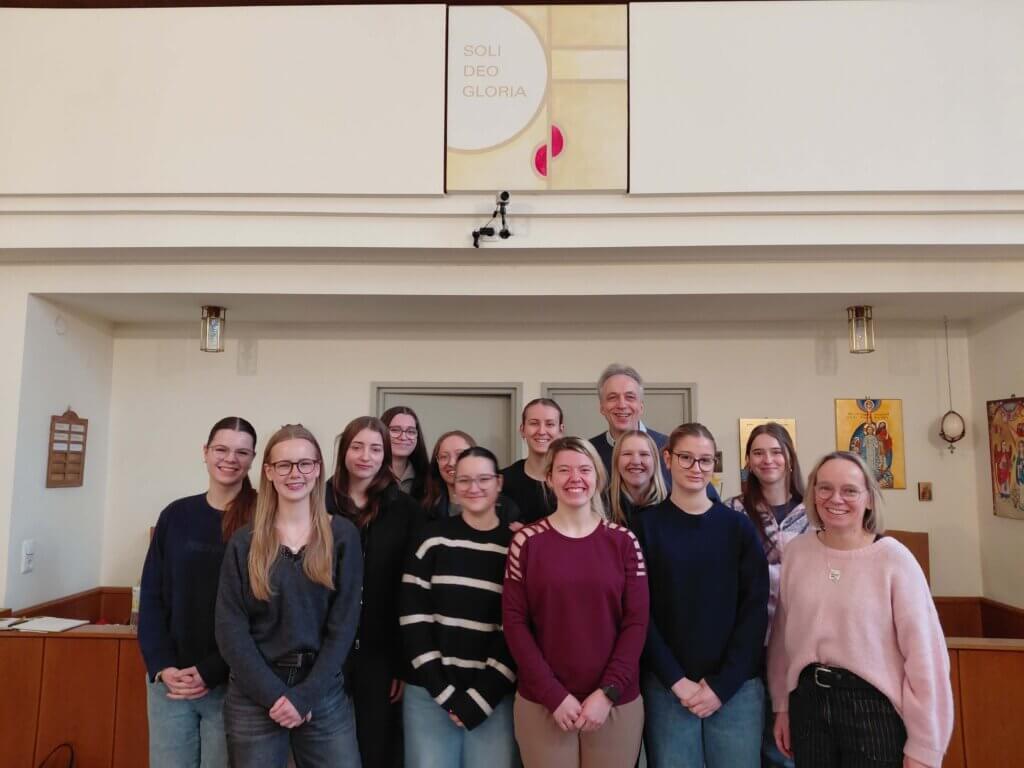 Klinikselsorge2 - Schülerinnen aus dem W-Seminar gemeinsam mit Monika Oestemer (rechts) und ihrem Kursleiter Norbert Siemer