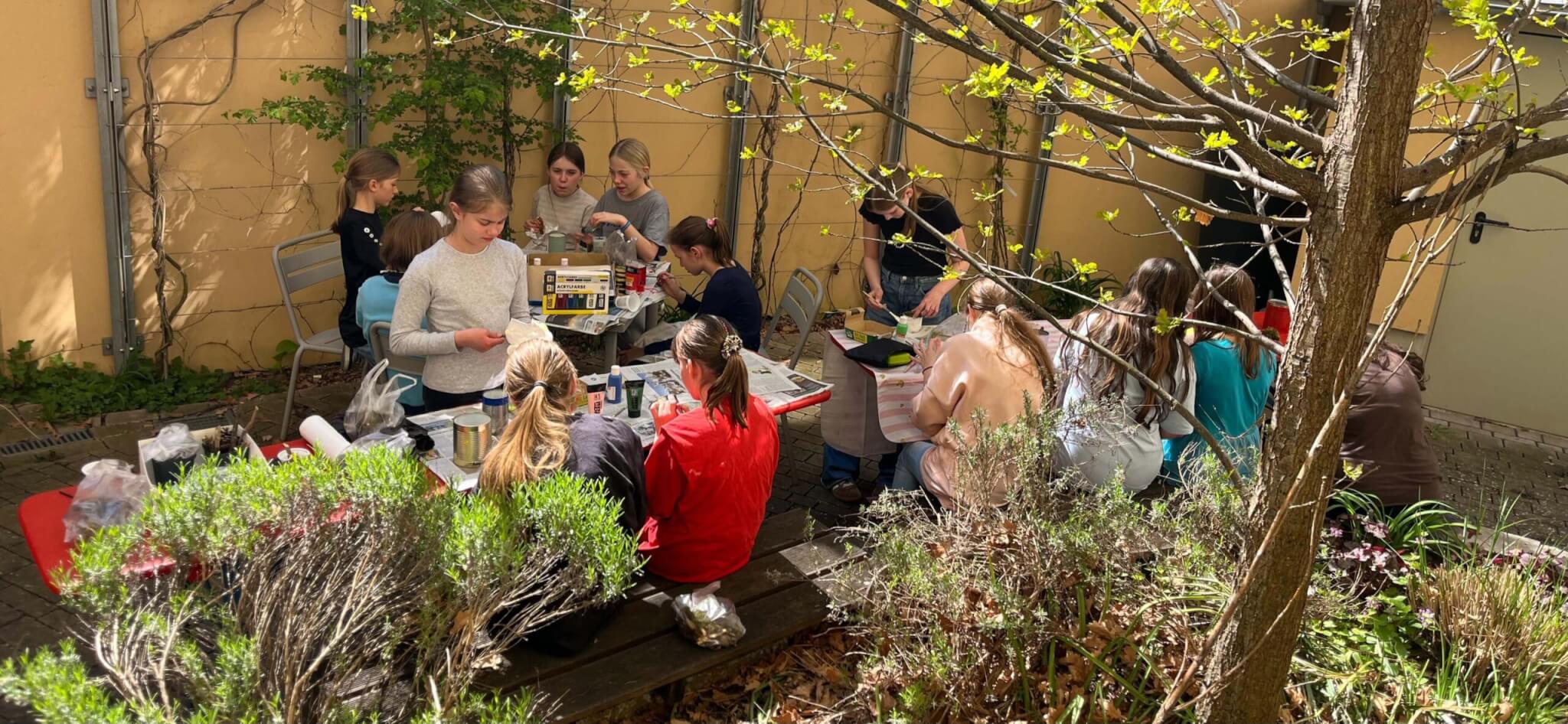 Kreativer Frühling in der Garten-AG: Papierblumen und Insektenhotels für den Schulgarten Kreativer Frühling in der Garten-AG: Papierblumen und Insektenhotels für den Schulgarten